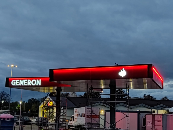 stacje paliw budowa i&nbsp;reklama